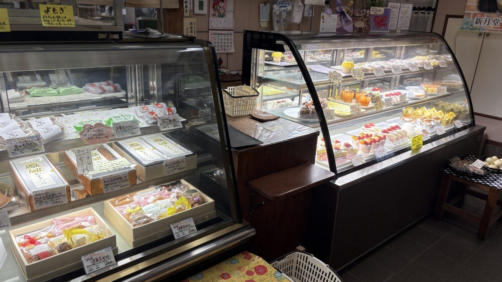 新月堂の店内。和菓子とケーキが肩を並べるショーケース