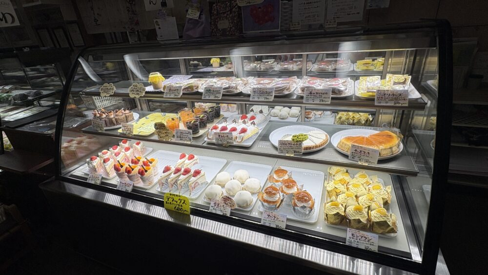 ショーケースにはケーキが所狭しと並ぶ