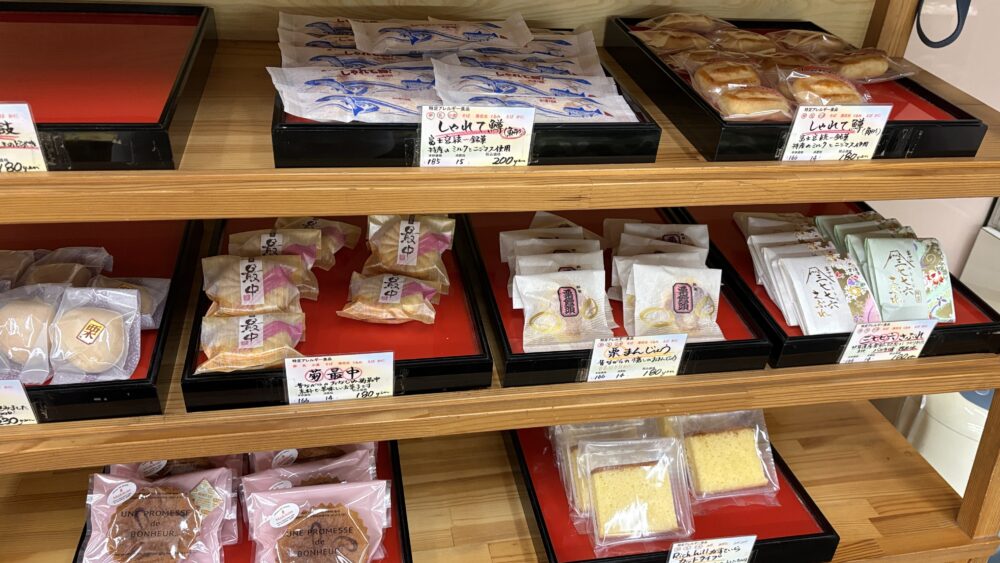 和菓子コーナー。丁寧に並べられた焼き菓子や和菓子