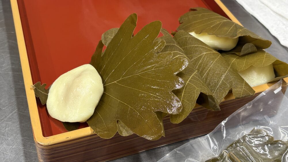 春の季節限定・柏餅。端午の節句に向けて手作りされる