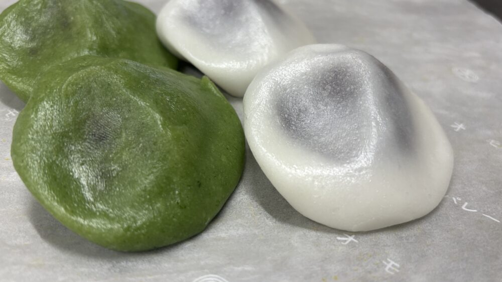 兜を意識した形。よもぎと白、ふたつの手仕事が並ぶ