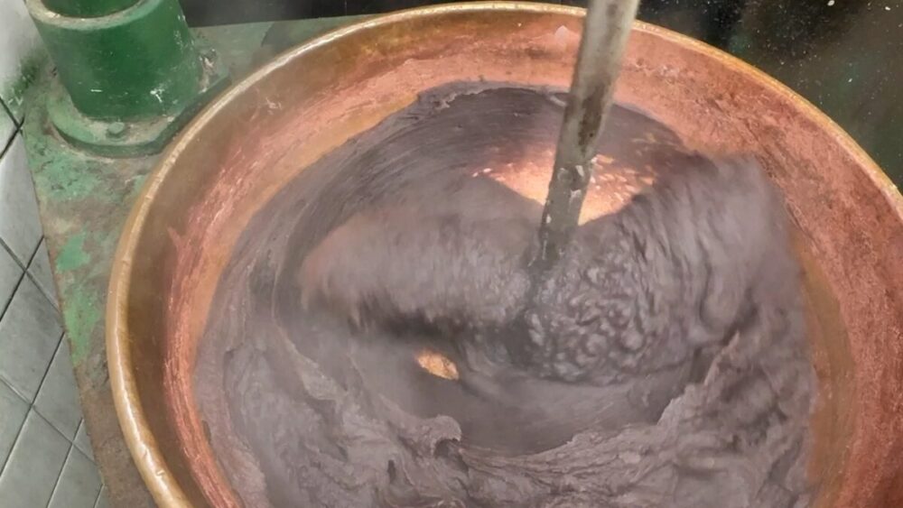 練り上げの工程。ヘラがあんこに入り、艶が増していく