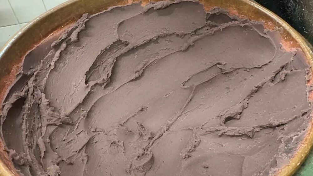 完成したあんこ。銅鍋いっぱいに広がる艶やかな仕上がり