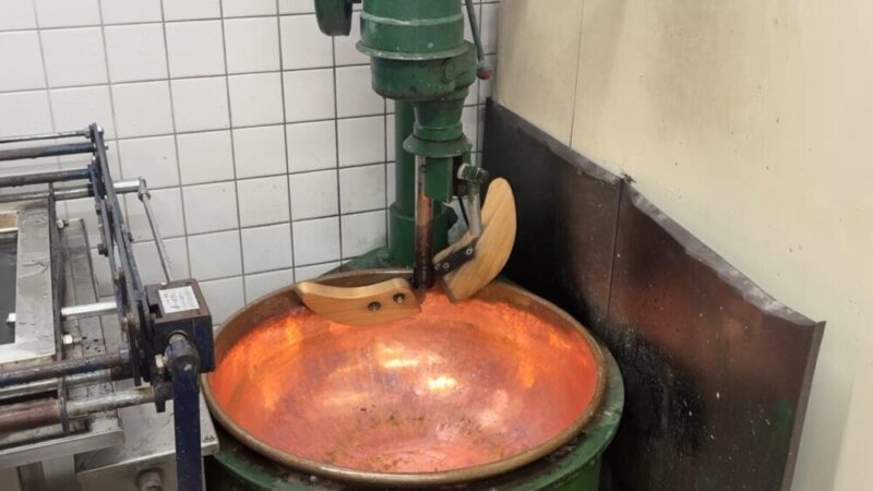 銅鍋の中で練り上げられていくあんこ