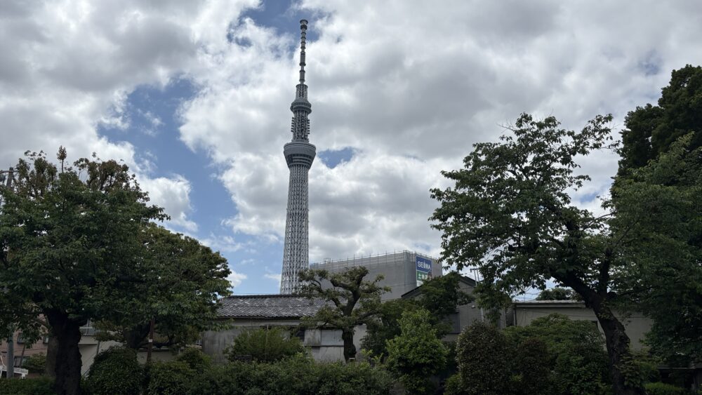 言問団子から振り返ると、すぐそこに東京スカイツリー