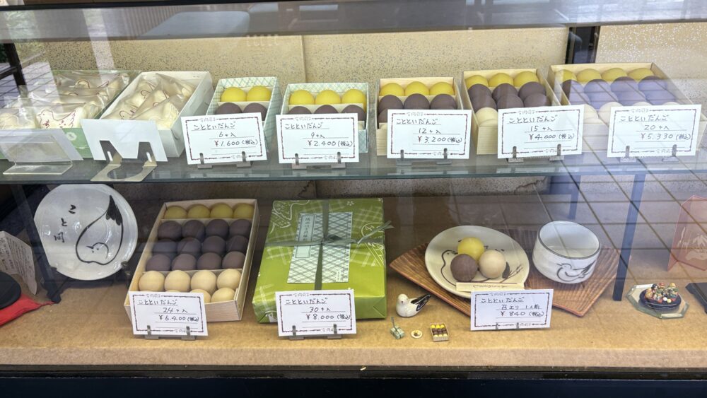 ショーケースに並ぶ最中と団子