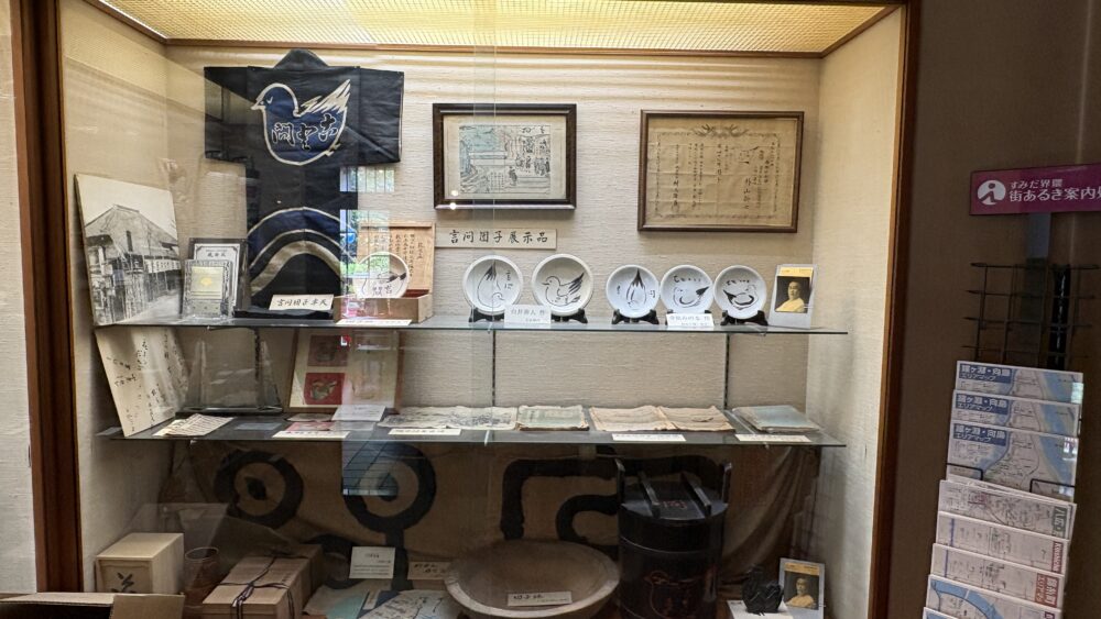 店内に飾られた古い写真と展示品