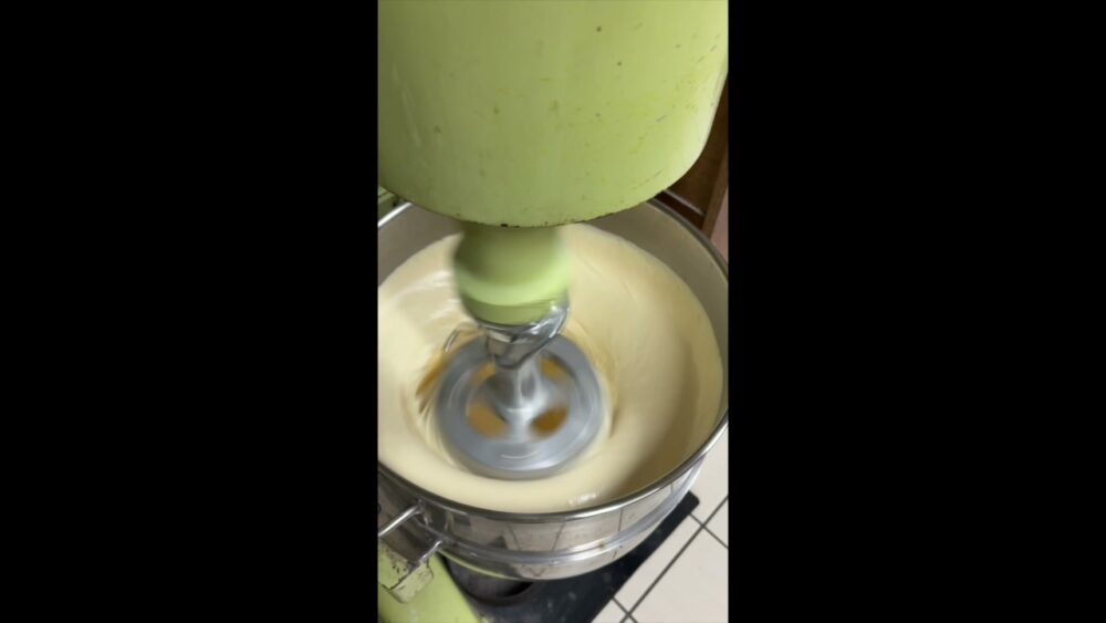 緑のミキサーで卵を泡立てる。カステラの命となる気泡を作る工程