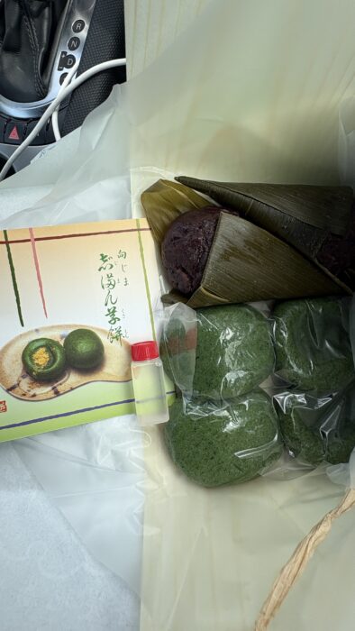 志満ん草餅の草餅と笹団子