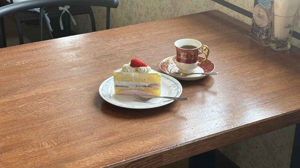 木のテーブルに置かれたお茶と和菓子。初夏のひととき