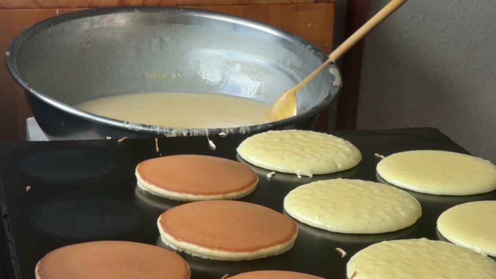 銅板の前で焼き色を見極める。返す直前のひと呼吸が大切