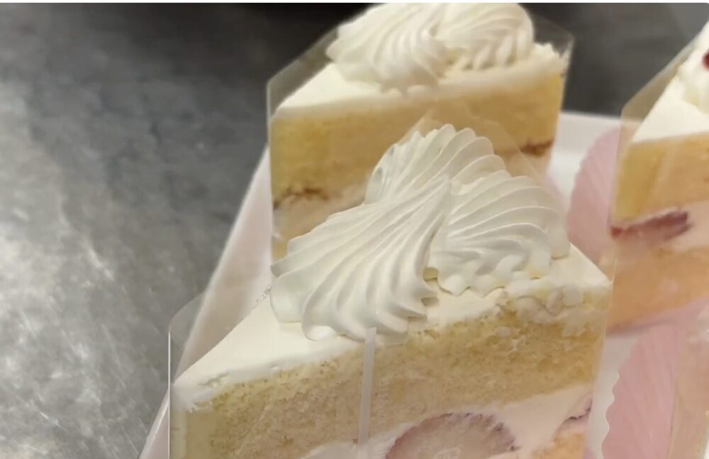 朝の厨房でナッペ中の丸いケーキ — 新月堂