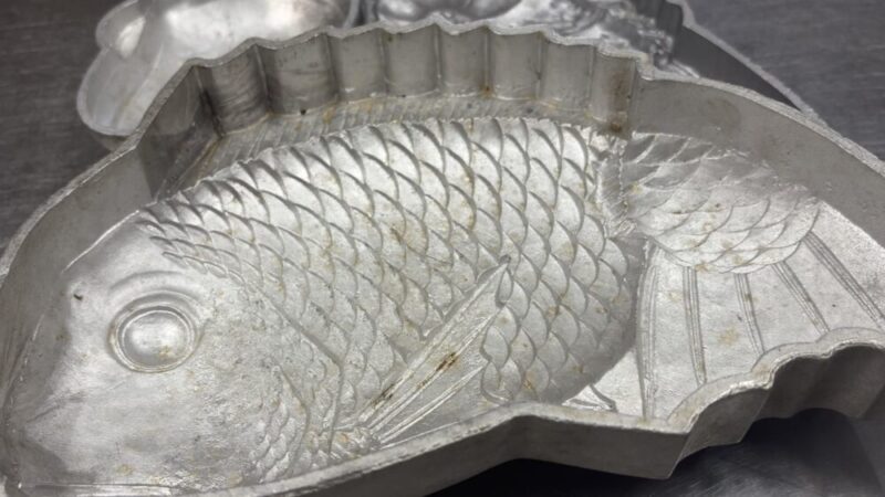 鯛をかたどった金属の型。鱗や目、ひれの筋まで細かく彫り込まれている