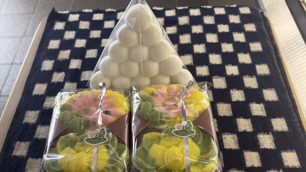 三角に積み上げた白い落雁と、菊や蓮をかたどった色とりどりの落雁