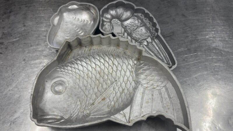 鯛・海老・蛤をかたどった金属製の落雁の型