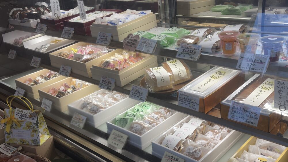新月堂のショーケースに並ぶ箱菓子とカステラ