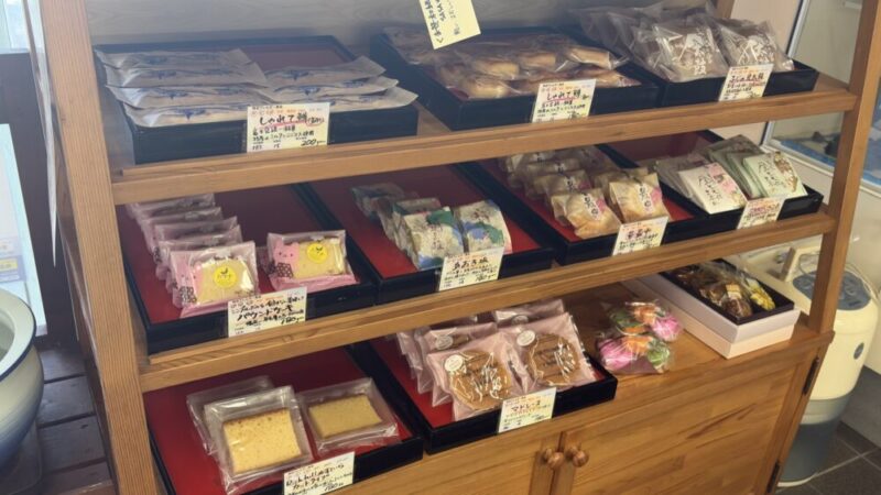 木の棚に並ぶしゃれて鱒・パウンドケーキ・カステラ・マドレーヌ