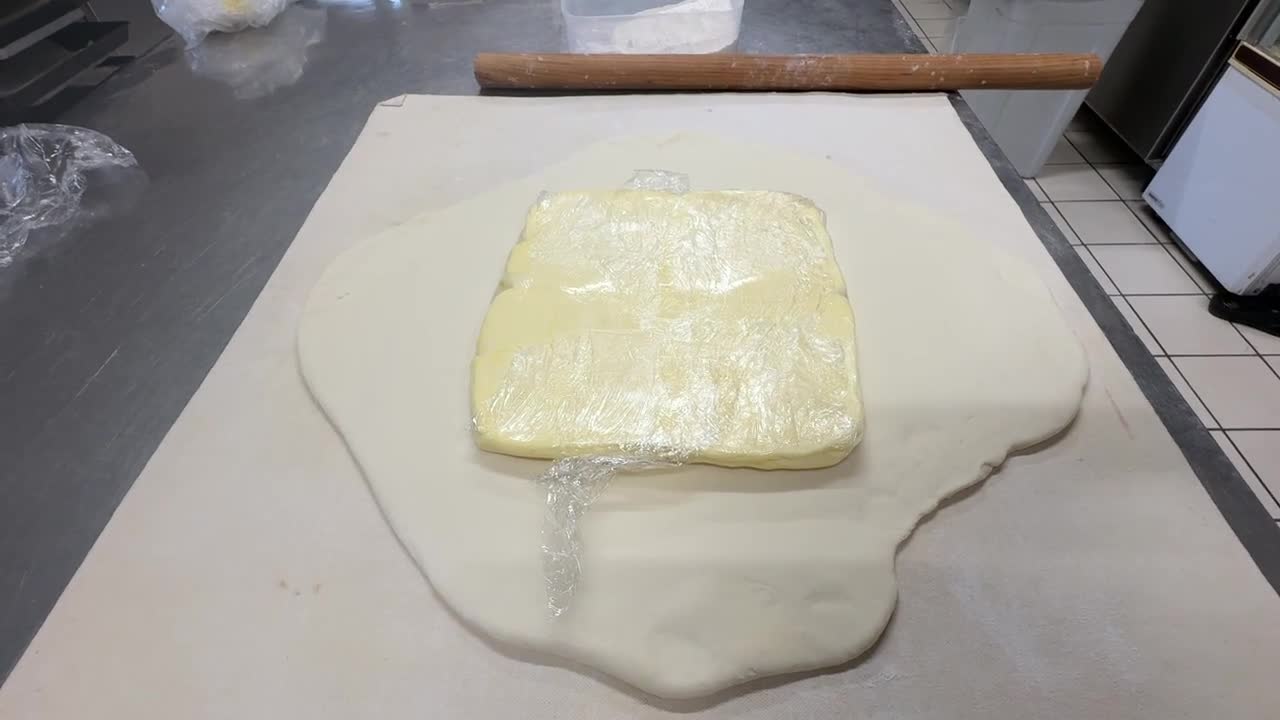 生地でバターを包む