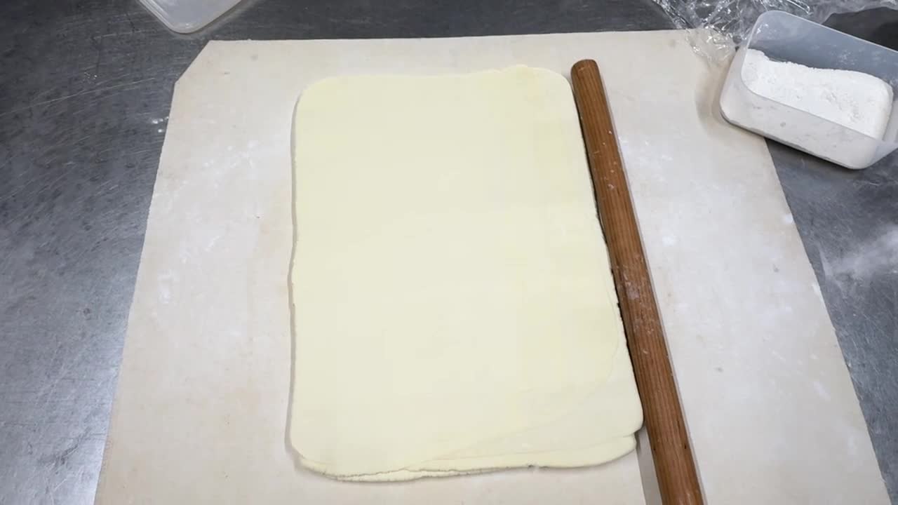 厚さ8mmに伸ばしたパイ生地