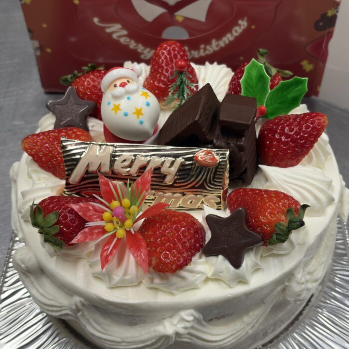 新月堂の生デコレーションのクリスマスケーキ