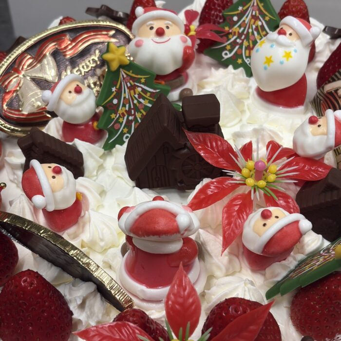 サンタの飾りがたくさんのったクリスマスケーキ