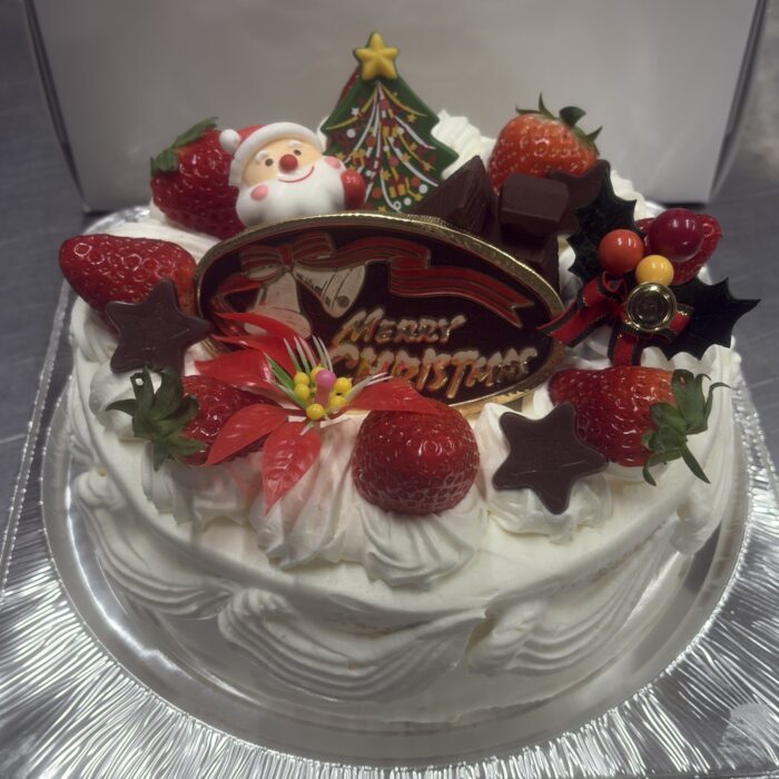 苺をのせた生デコレーションのクリスマスケーキ